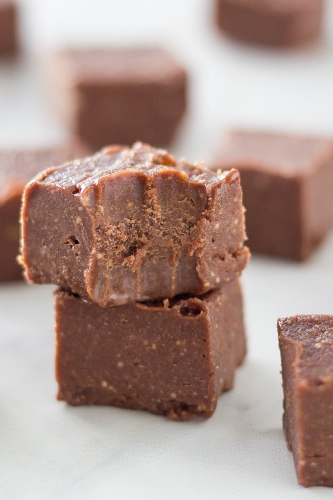This easy peppermint chocolate fudge is made with only 5 ingredients and takes 5 minutes to make and 1 hour to set. It is infused with amazing peppermint essential oil and is gluten & dairy free. 